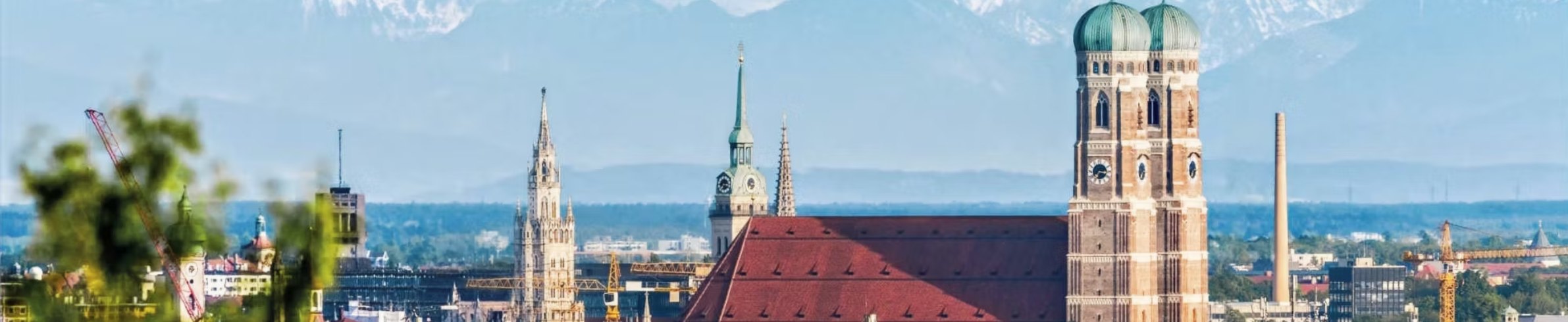 Münchner Stadtpanorama mit Frauenkirche vor den Alpen